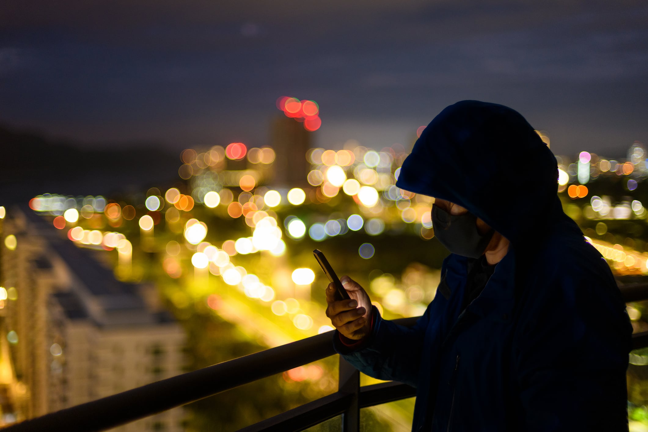 SMS que anuncian cobros y sanciones comenzaron a llegar masivamente durante la noche.