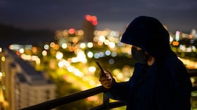 SMS que anuncian cobros y sanciones comenzaron a llegar masivamente durante la noche.