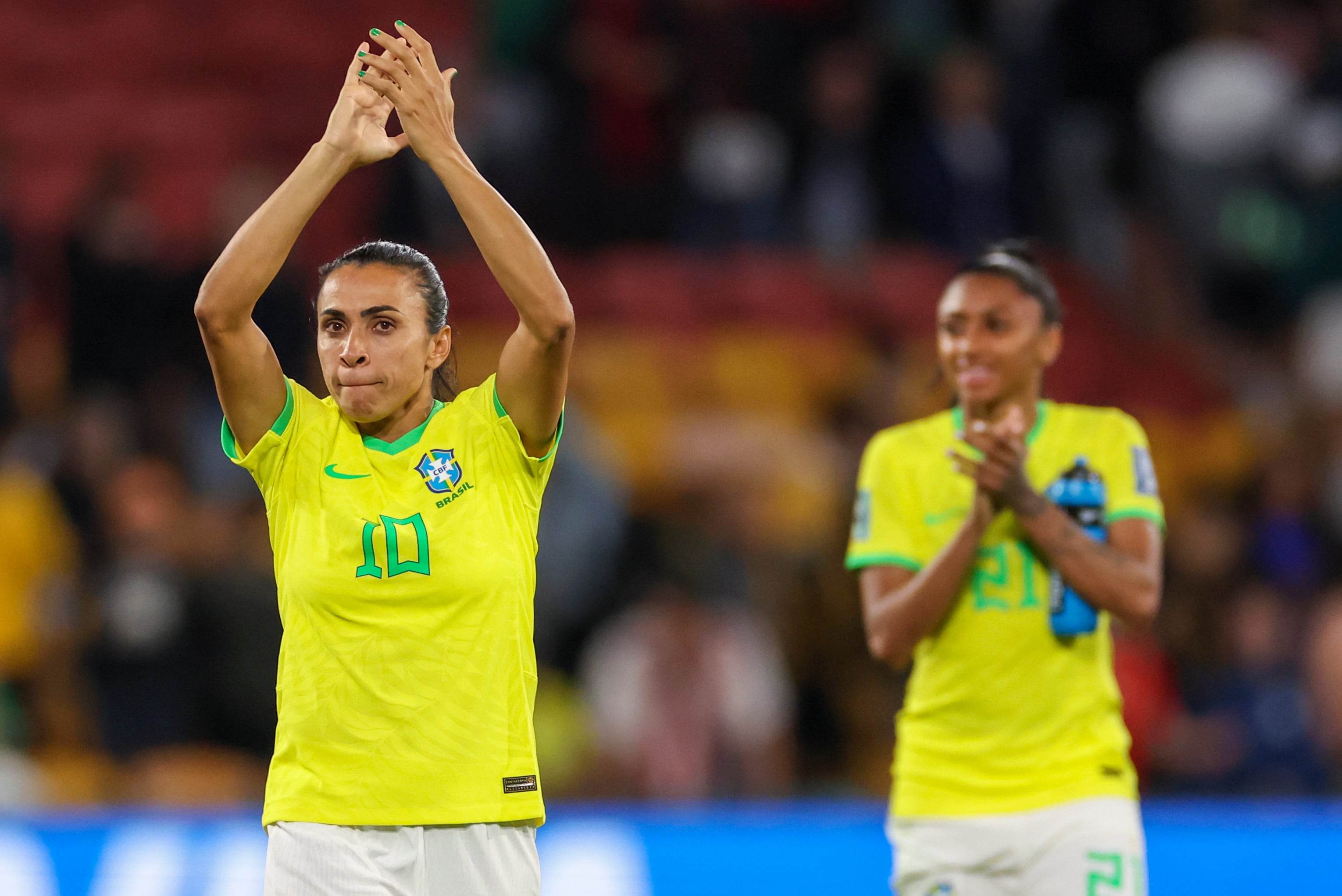 Marta de Brasil hace un gesto a los aficionados después del partido de fútbol del Grupo F de la Copa Mundial Femenina entre Francia y Brasil en Brisbane, Australia, el sábado 29 de julio de 2023. (Foto AP/Aisha Schulz)