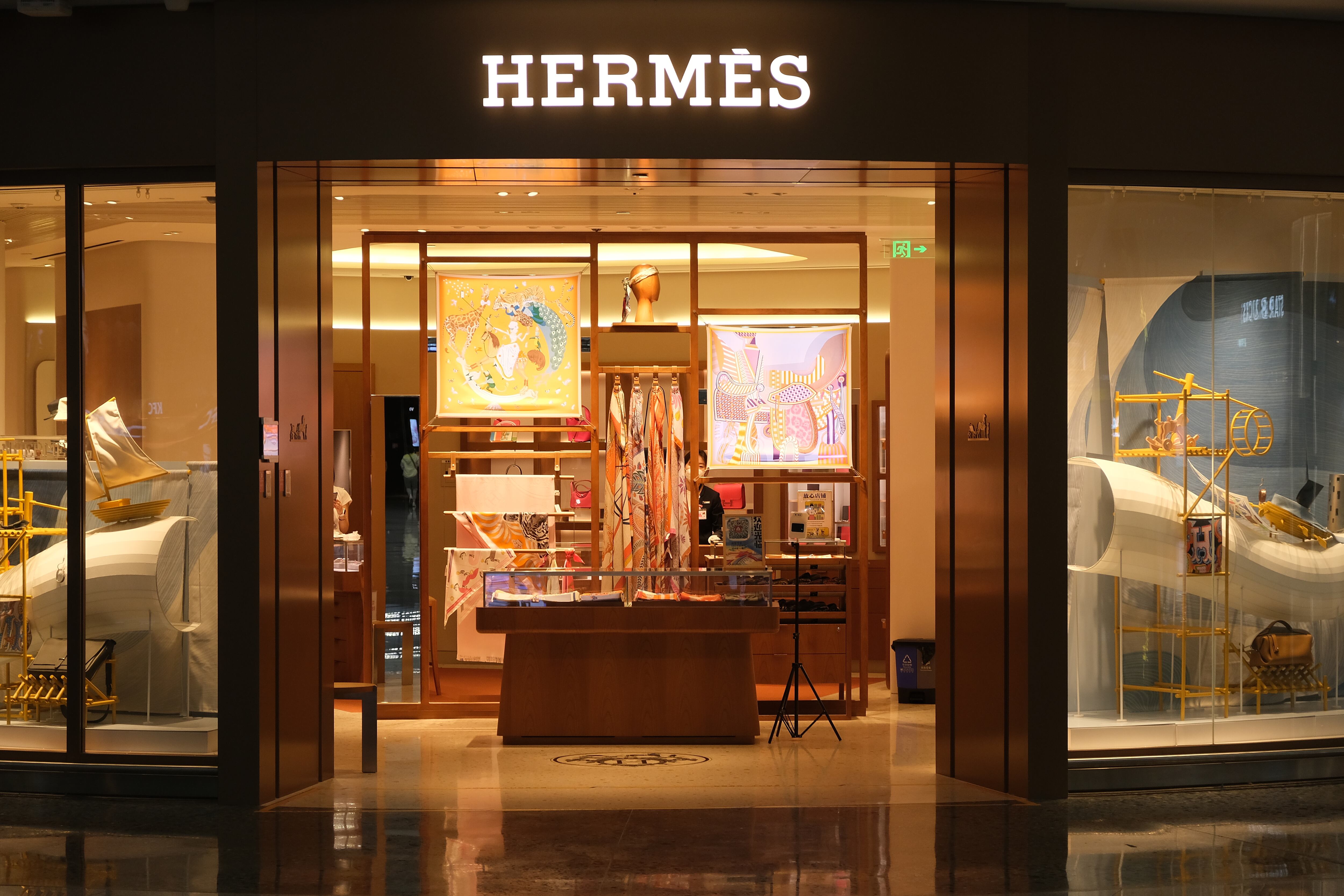 Hermès, la emblemática casa de lujo francesa, ha decidido ajustar sus precios en Estados Unidos en respuesta a los aranceles del 10% impuestos por la administración Trump
