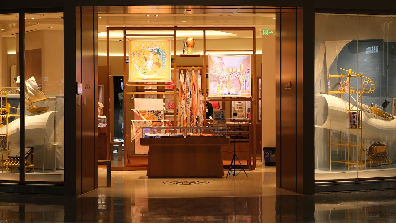 Pekín, China-sep. 17 de 2022: frente a la tienda minorista Hermès en el Aeropuerto Internacional Daxing de Pekín