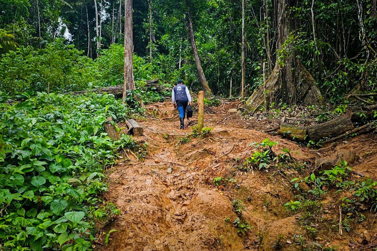 Visita de la Defensoría del Pueblo a la vereda Astí, uno de los puntos fronterizos donde Panamá instaló alambre de púas.