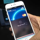 Apple Pay está diseñado para funcionar con los iPhones más recientes de la compañía, en los cuales hay un componente que permite hacer pagos en una terminal específica en las tiendas.