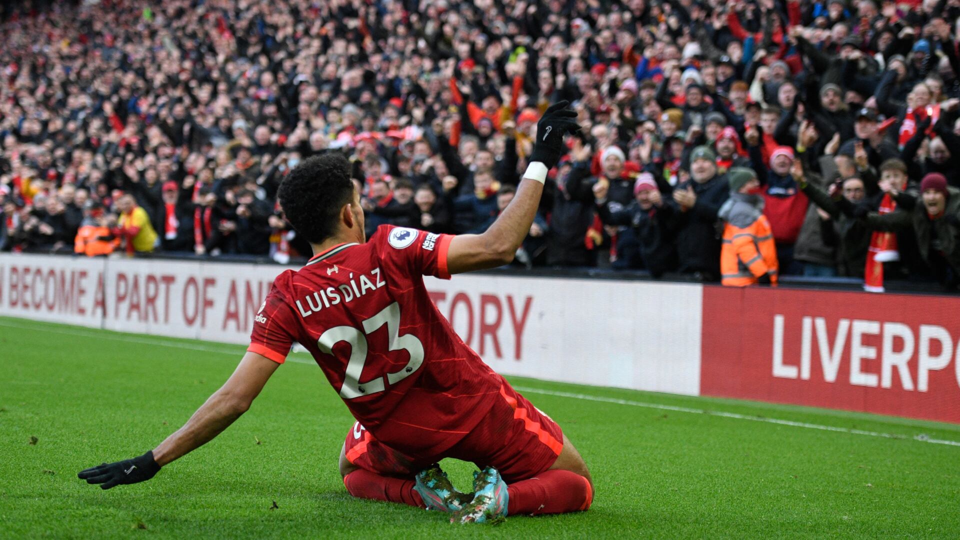 Luis Díaz, anotando su primer gol con Liverpool.
