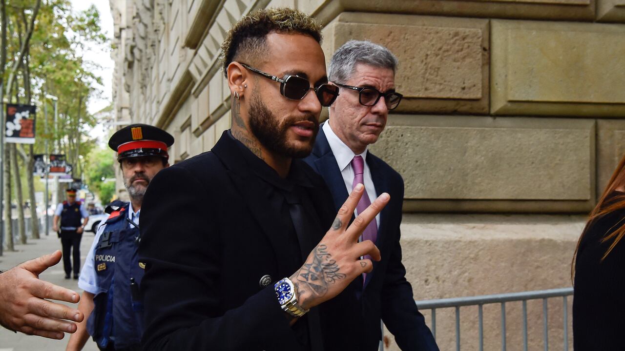Neymar tuvo que viajar a Barcelona luego del partido con PSG. (Photo by Pau BARRENA / AFP)