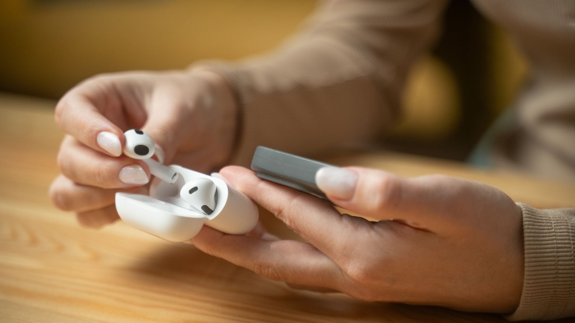La diferencia de batería entre auriculares inalámbricos es un comportamiento común.