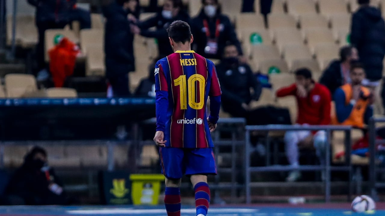 Lionel Messi tras ser expulsado en la derrota 3-2 ante el Athletic Bilbao en la final de la Supercopa de España, disputada en el estadio La Cartuja de Sevilla, el domingo 17 de enero de 2021. (AP Foto/Miguel Morenatti)