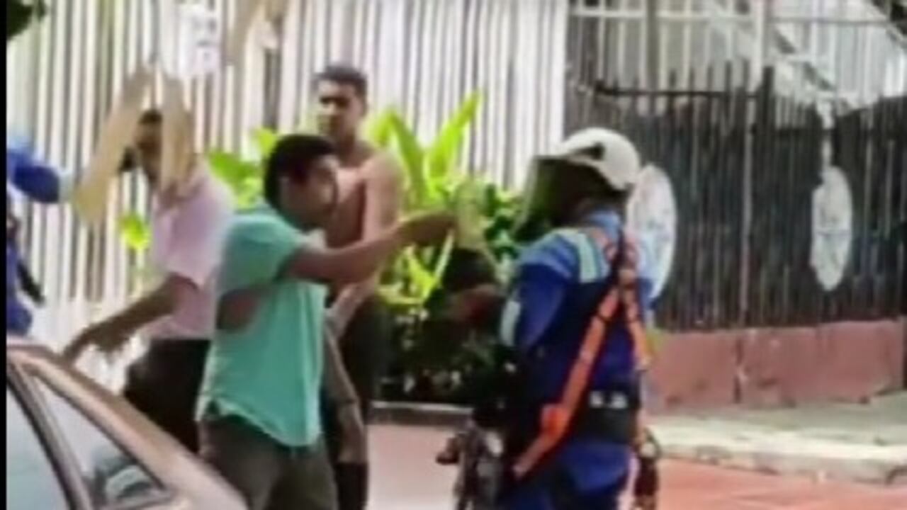 El hombre quedó con la camiseta rota producto del forcejeo en medio del enfrentamiento