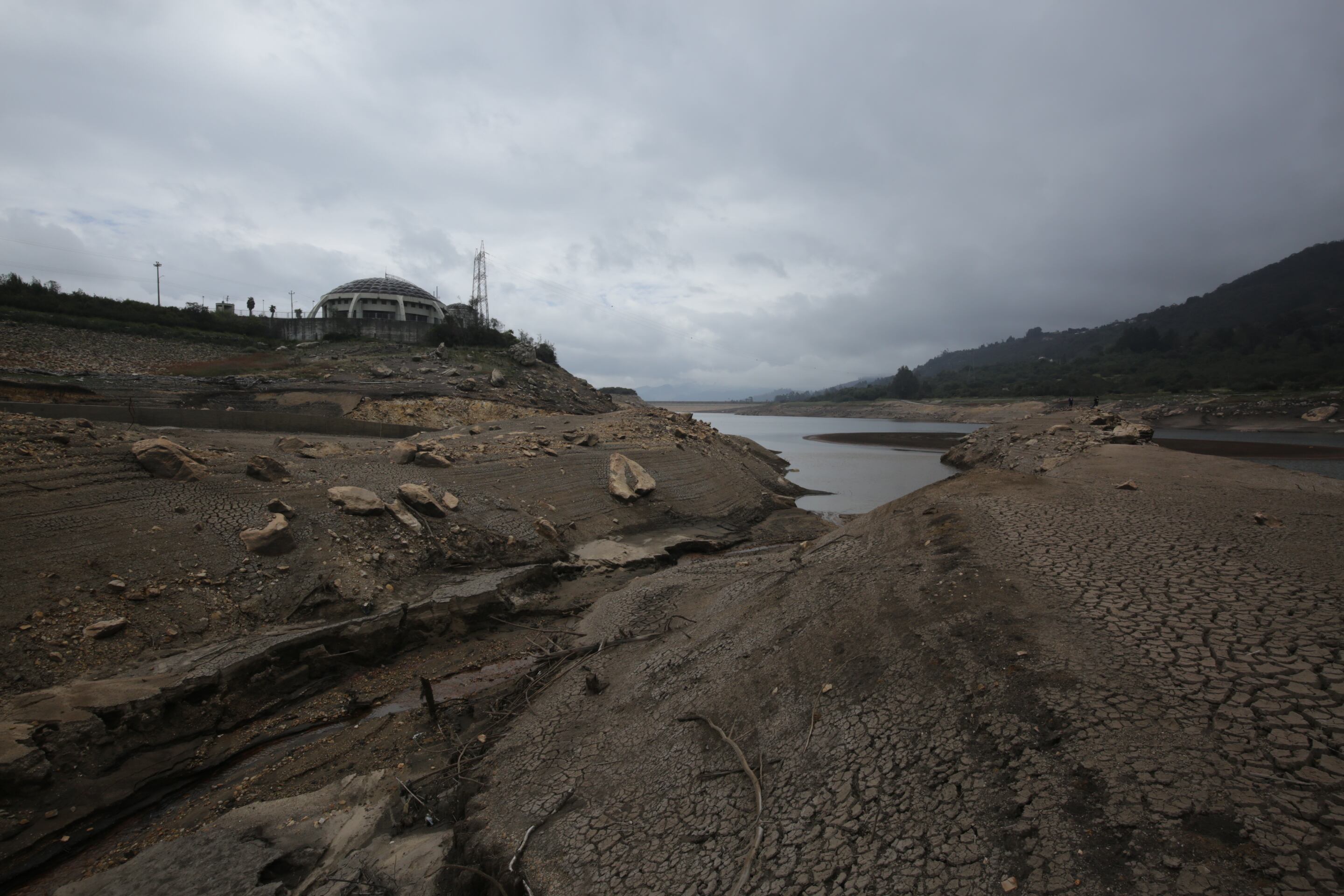 En video: este es el árido panorama del embalse San Rafael, de donde se abastece de agua a Bogotá. Solo hay tierra y piedras