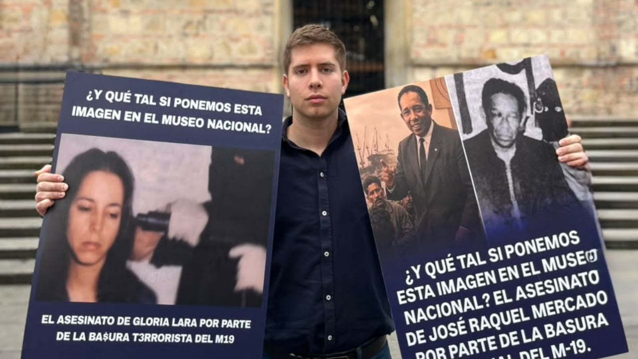 Josías Fiesco llevó imágenes de víctimas del M-19 hasta la puerta del Museo Nacional.