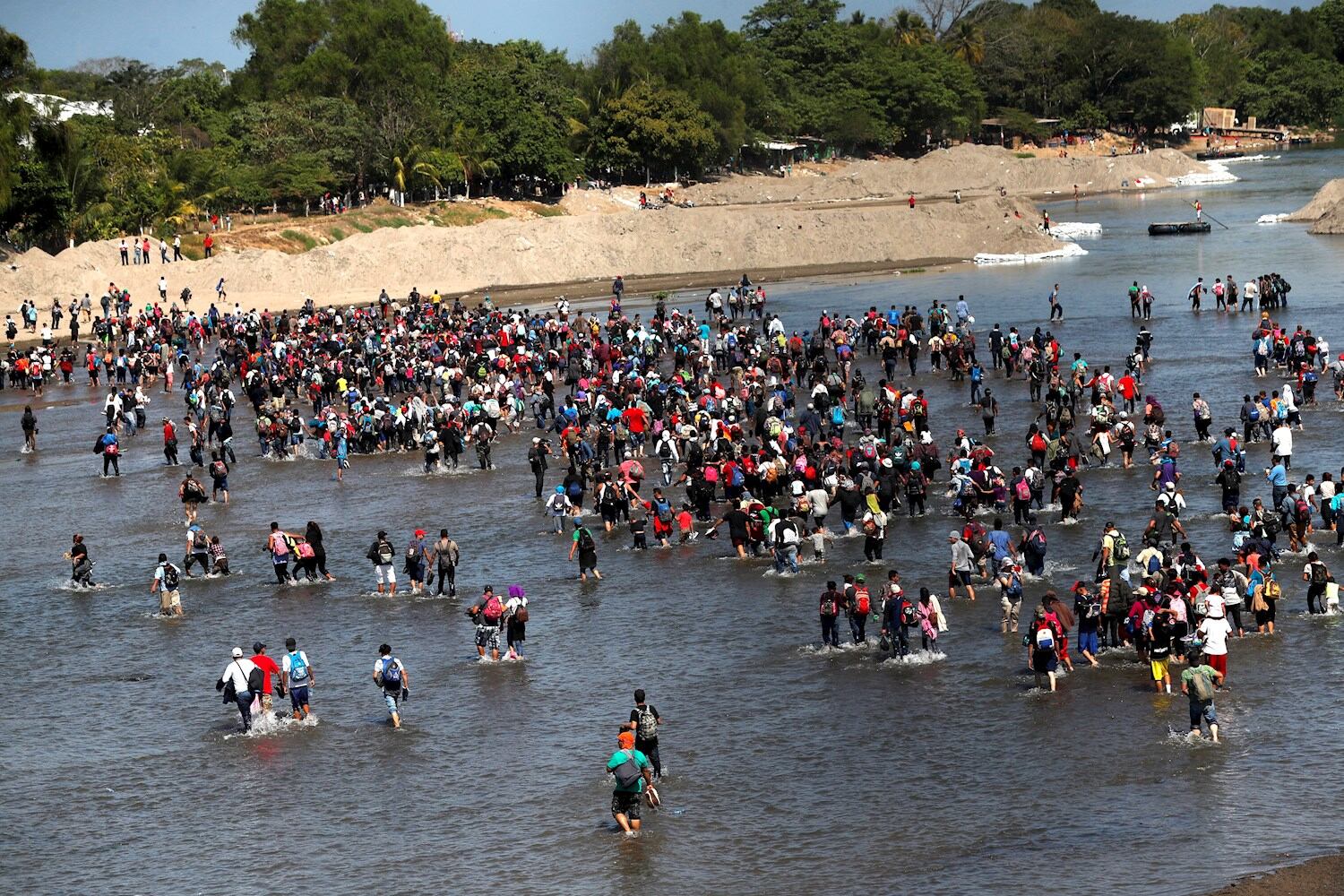 Cientos de migrantes centroamericanos, en su mayoría hondureños, cruzaron el río Suchíate que divide México y Guatemala este lunes.