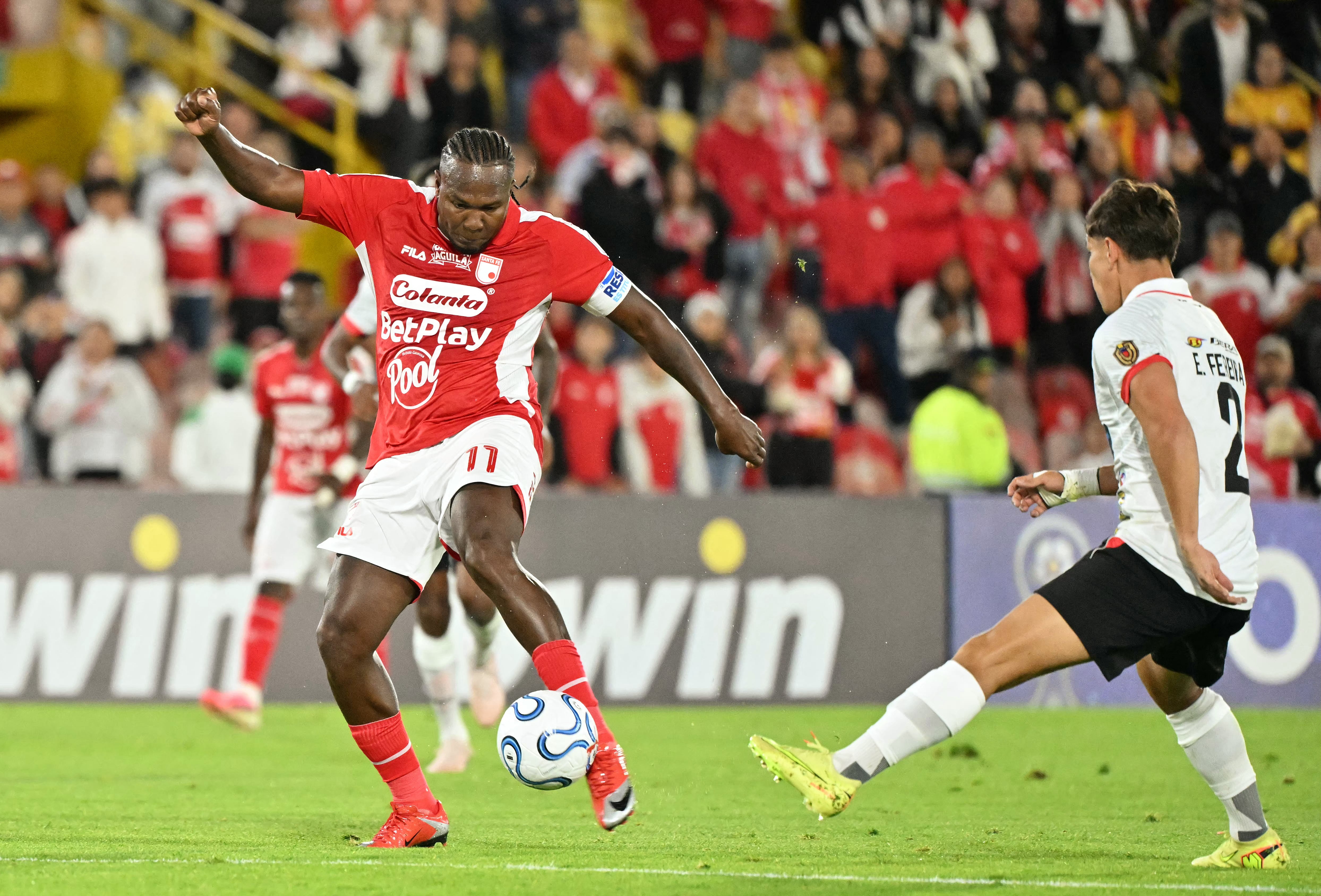 Hugo Rodallega rematando de zurda para abrir el marcador contra Caracas por Sudamericana.