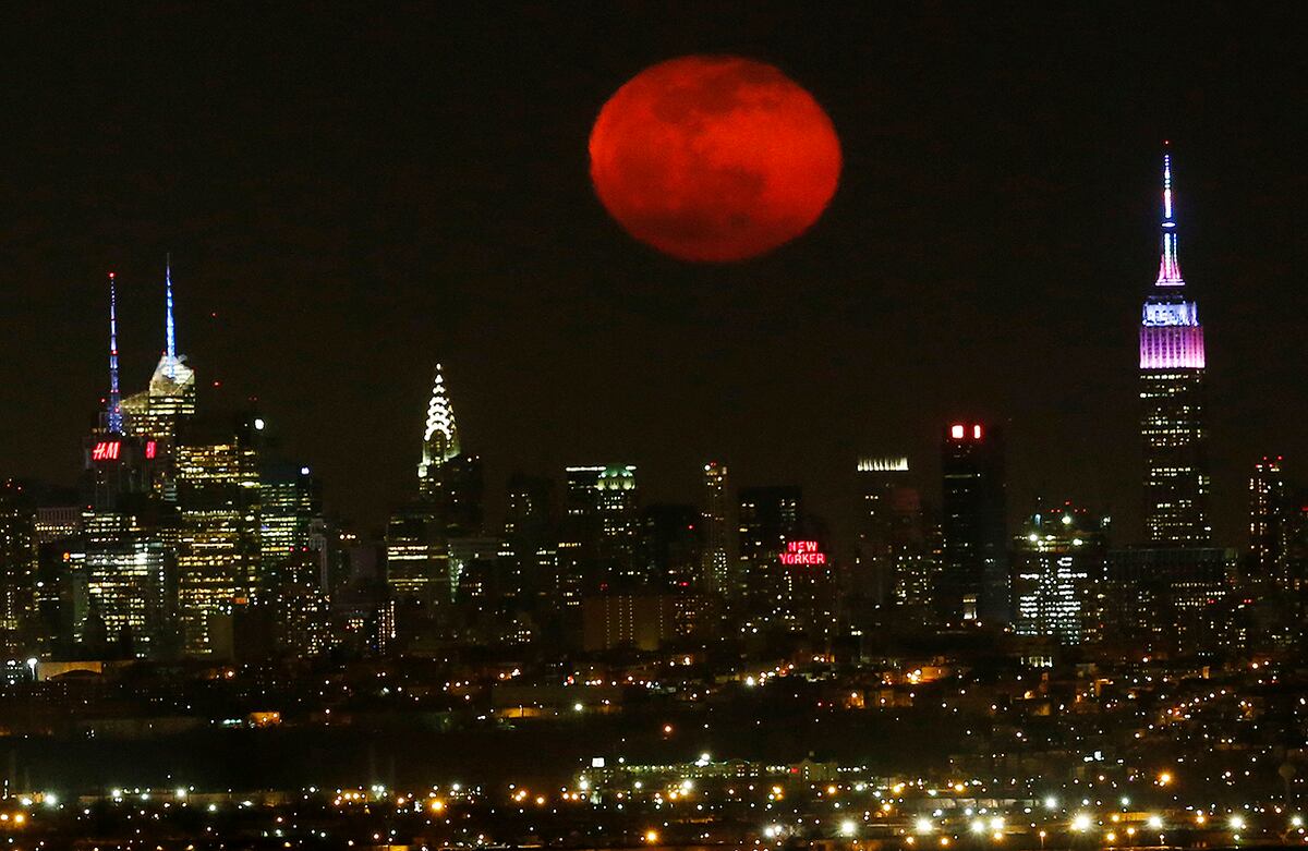 La luna aparece en su periodo menguante sobre Nueva York. (AP)