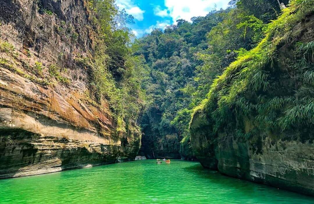 Rafting en el río Güejar. En la cuenca del río Orinoco se esconde este caudal de aguas cristalinas interrumpidas por antiguas formaciones rocosas. La actividad más popular es el rafting. También se puede nadar en las piscinas naturales y visitar las cascadas. Foto: @dianamarroquing