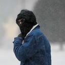 Un hombre cruza la avenida Wisconsin mientras la nieve comienza a caer el jueves 22 de diciembre de 2022 en Milwaukee. El aire helado se está moviendo a través del centro de los Estados Unidos hacia el este, con avisos de sensación térmica que afectarán a unos 135 millones de personas en los próximos días, dijo el jueves el meteorólogo del servicio meteorológico Ashton Robinson Cook. (AP Photo/Morry Gash)