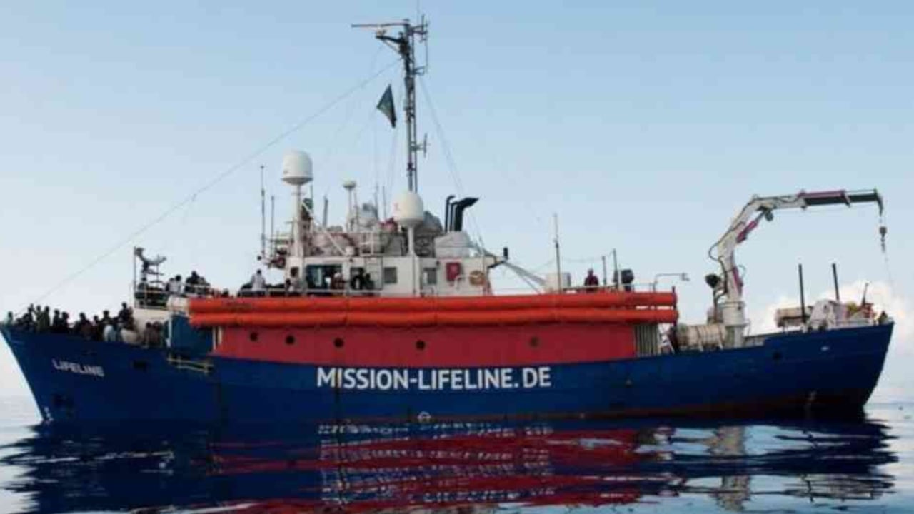 El barco Lifeline con más de 200 migrantes a bordo podrá desembarcar en Malta tras cinco días en el mar.