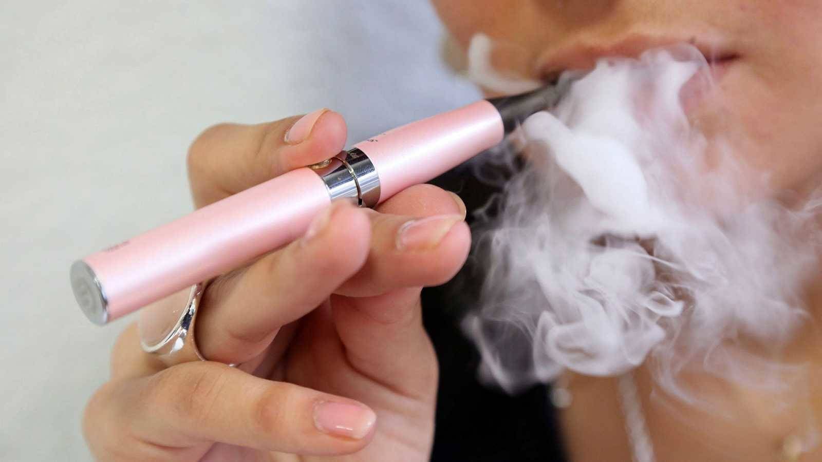 Además, “los productos también se han hecho más asequibles para los jóvenes mediante la venta de cigarrillos de un solo uso y los cigarrillos electrónicos, que normalmente carecen de advertencias sanitarias”.