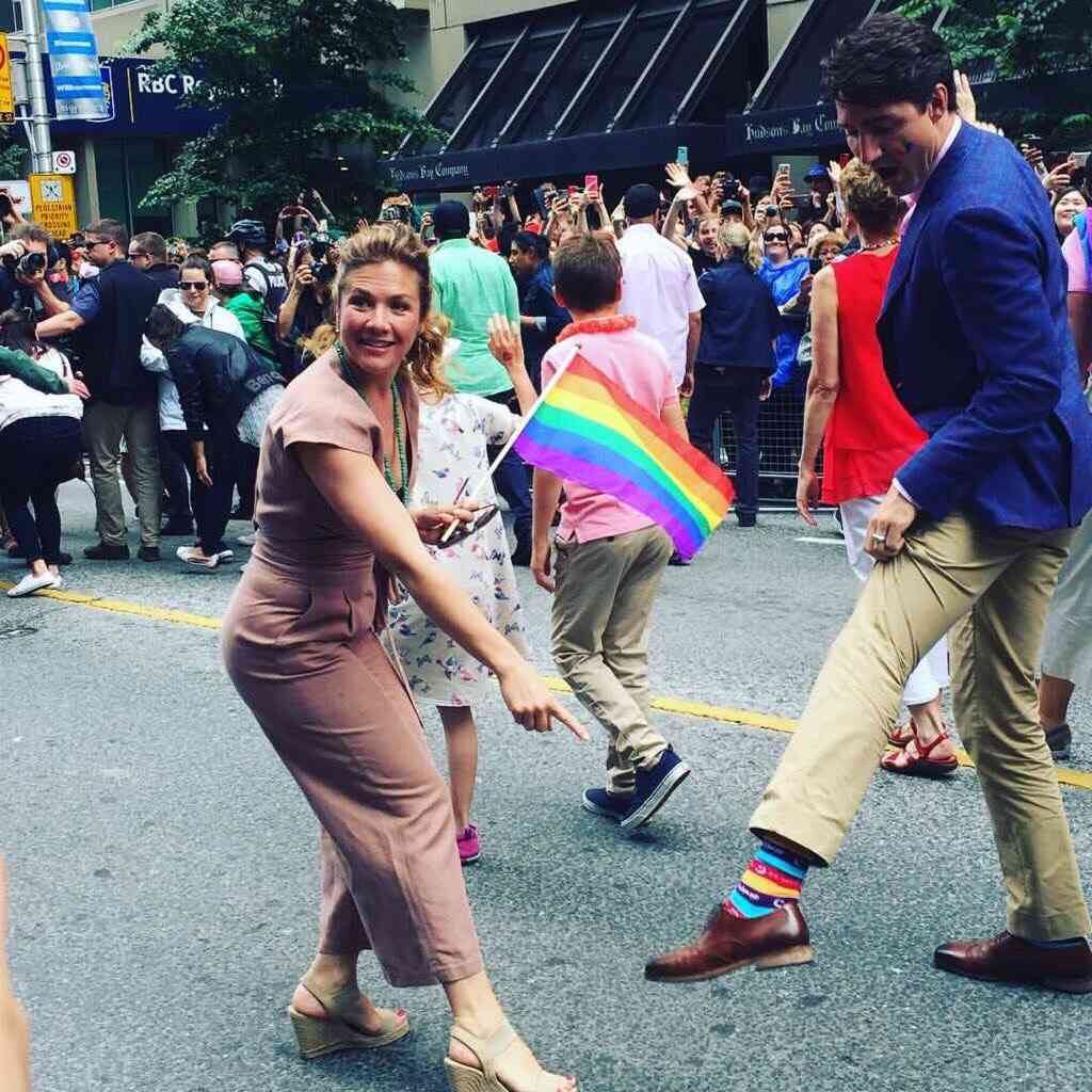 Las medias con la bandera gay que usó Trudeau para el evento causaron furor en las redes sociales. Foto: @HalalSocks