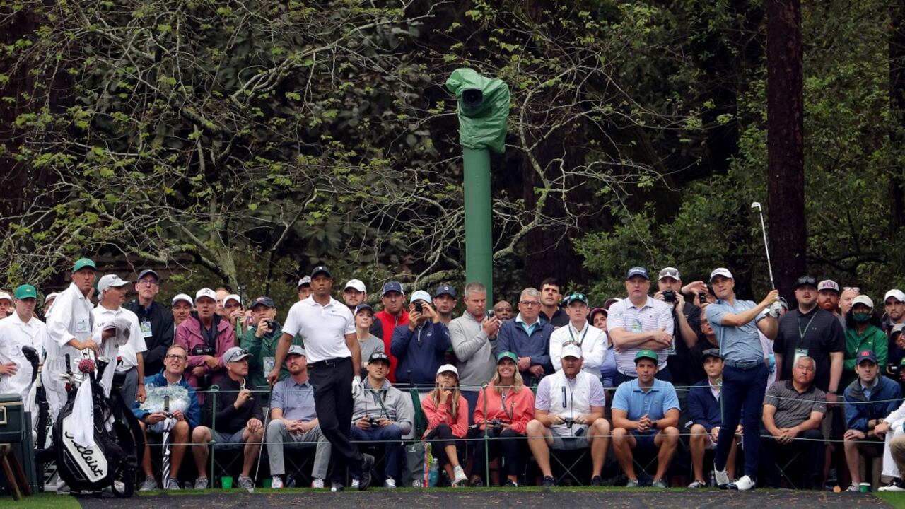 Tiger Woods camina en el hoyo 14 durante una ronda de práctica antes del Masters en el Augusta National Golf Club el 6 de abril de 2022 en Augusta, Georgia (Estados Unidos). Foto de Jamie Squire/Getty Images/AFP / Getty Images