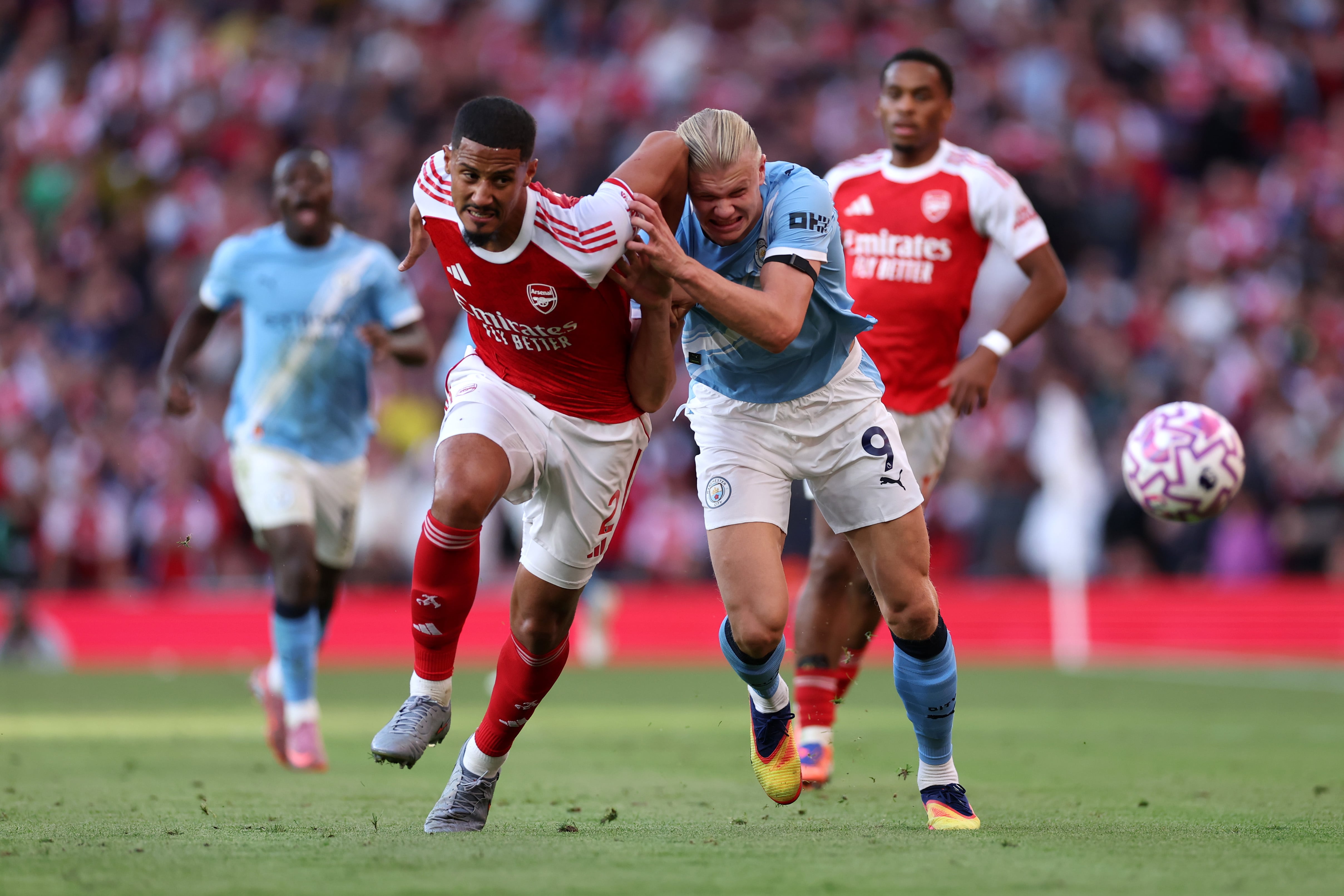 William Saliba y Erling Haaland en Arsenal vs. Manchester City.