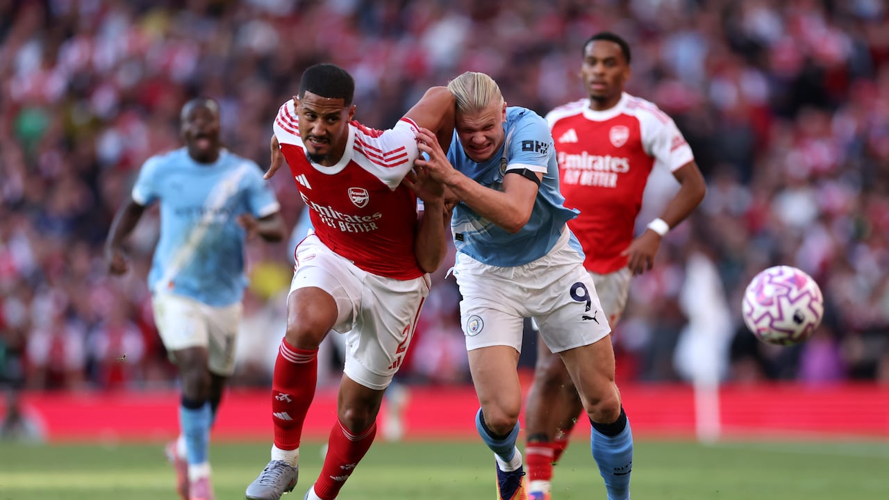 William Saliba y Erling Haaland en Arsenal vs. Manchester City