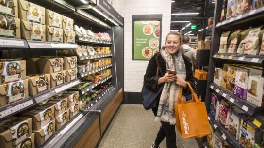 Las tiendas Amazon Go usan inteligencia artificial para atender a los clientes sin necesidad de colaboradores humanos.