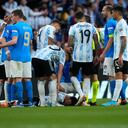 Lionel Messi tendido en el terreno de juego tras el fuerte golpe.
