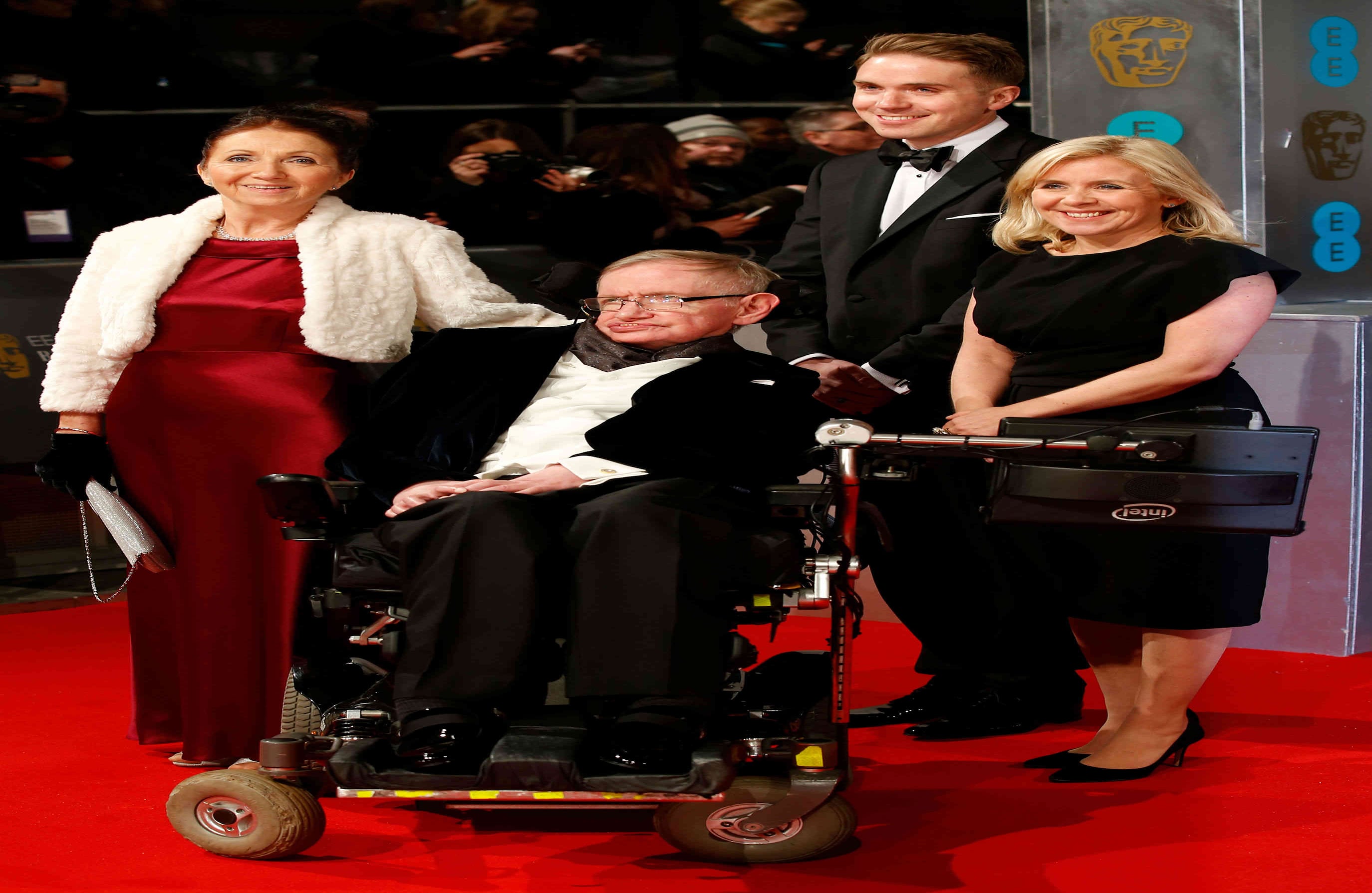 Febrero de 2015. El científico británico en la alfombra roja de los Premios BAFTA de la Academia Británica de Cine con su exesposa Jane Hawking y su hija Lucy Hawking. AFP