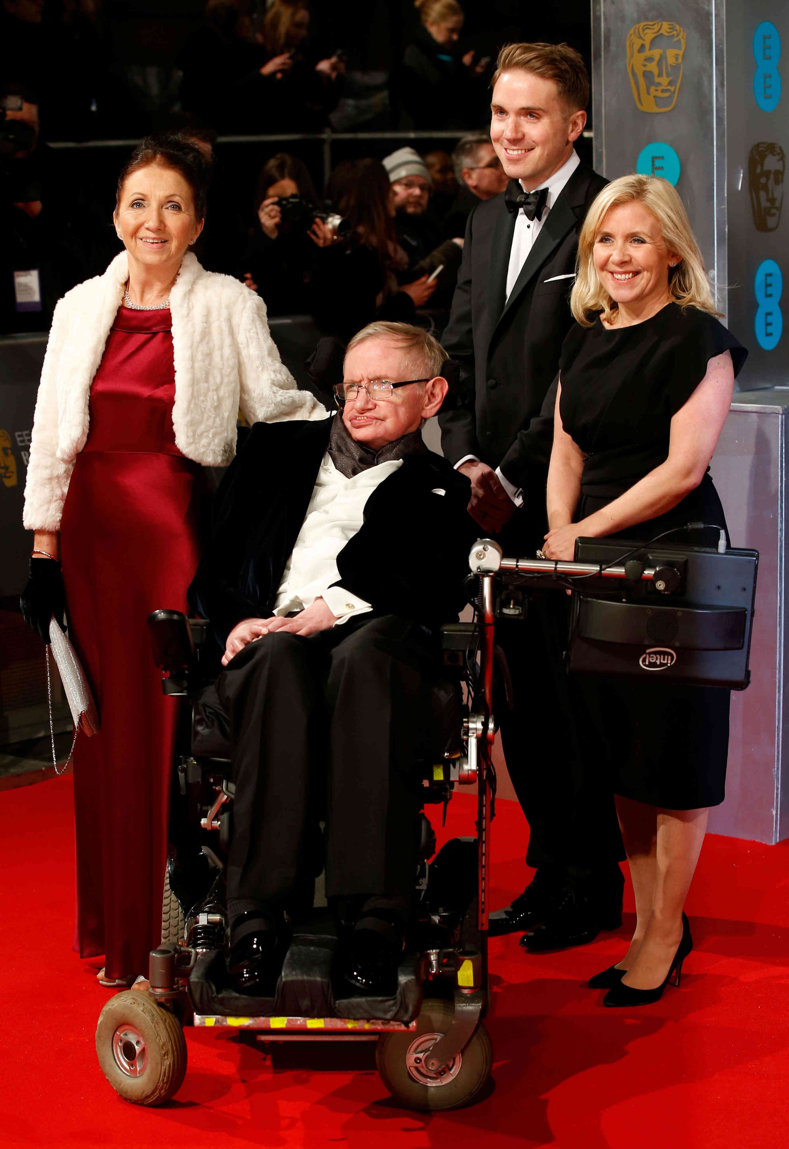 Febrero de 2015. El científico británico en la alfombra roja de los Premios BAFTA de la Academia Británica de Cine con su exesposa Jane Hawking y su hija Lucy Hawking. AFP