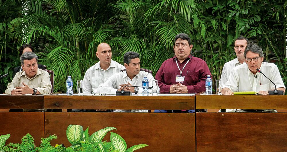 Durante el Gobierno Santos hubo una mesa de conversaciones con el ELN en Ecuador. Dicha negociación no arrojó ningún resultado. En ese país, según información de inteligencia, el ELN aprovechó para hacer contactos políticos con líderes de izquierda. 