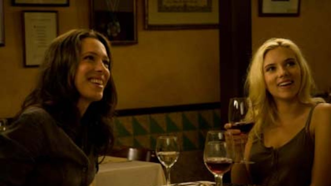 Vicky (Rebecca Hall) y Cristina (Scarlett Johansson) se enredan, en plenas vacaciones, en un par de absurdos triángulos amorosos