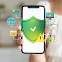 Es recomendable tener un antivirus en el celular para evitar comprometer la privacidad, robo datos personales y financieros por parte de ciberdelincuentes, quienes pueden llegar a acceder a los dispositivos y controlarlos de forma remota.