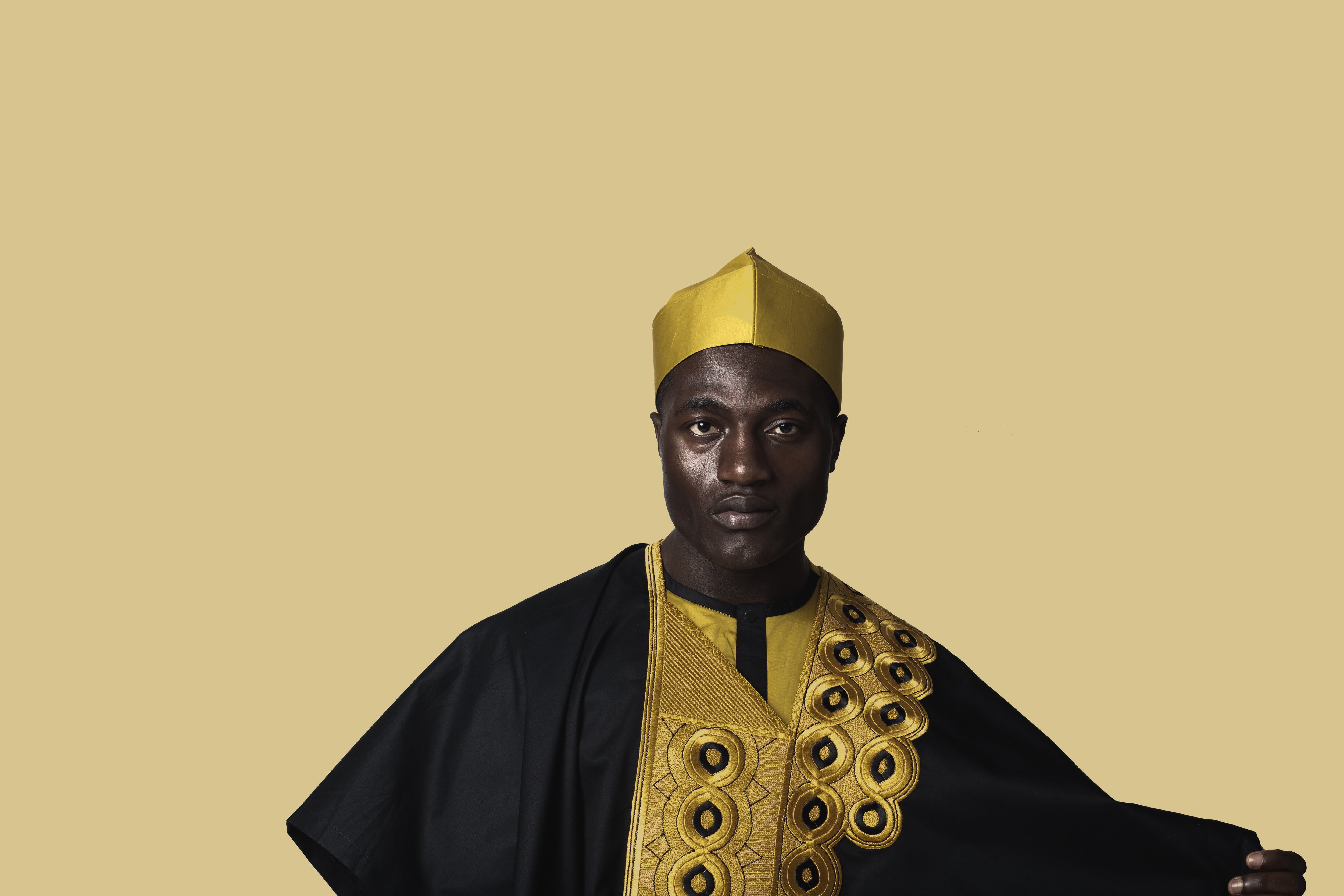 En Madrid, junto con Alex, creó a 'Banami' (Bana = él, Mi = ella). Debido a su identidad de género, Alex tuvo que huir de Camerún. En España. Enfrentó todos los estereotipos de un refugiado, pero luchó para romper con ellos.