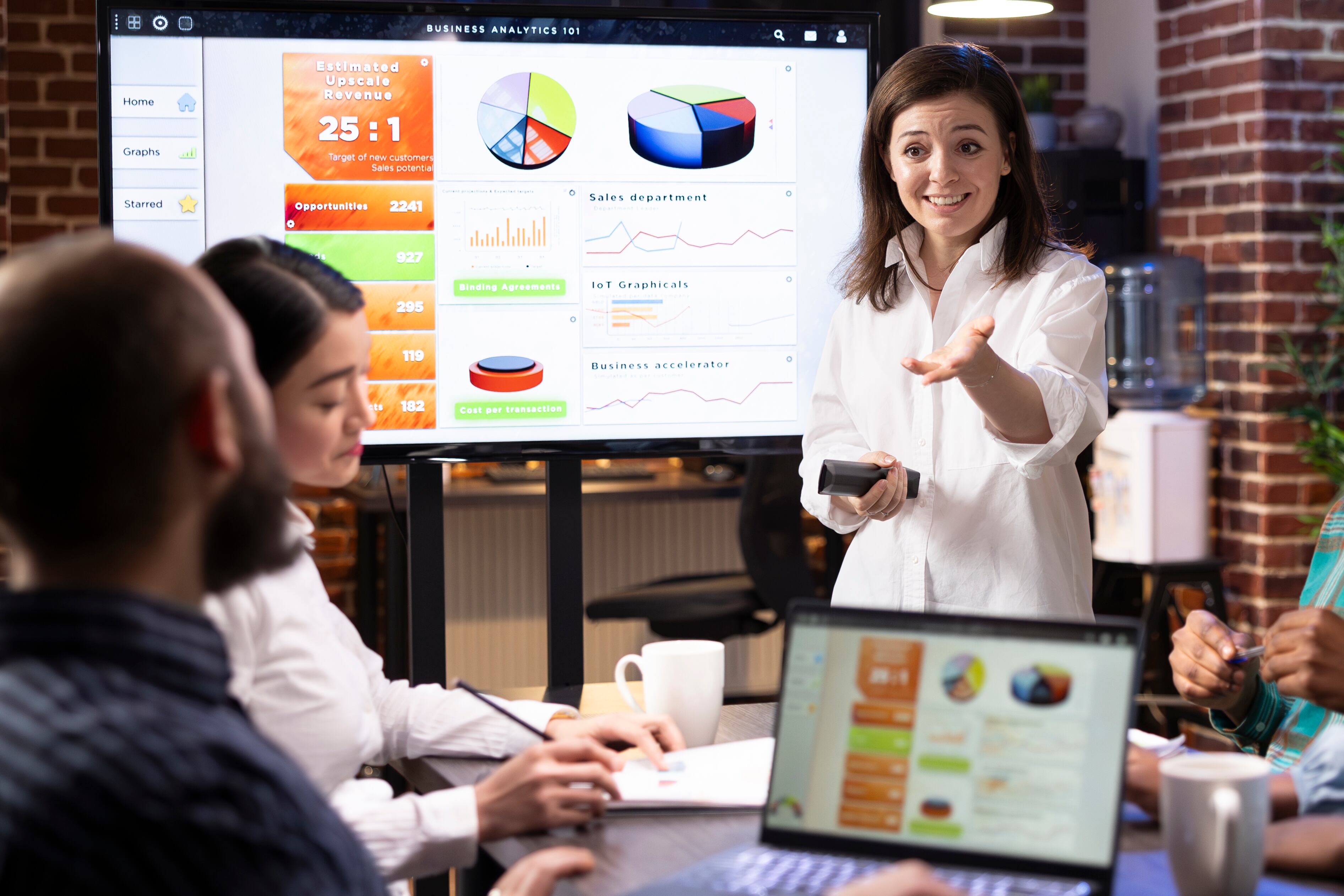 La inteligencia artificial ha potenciado aún más esta accesibilidad. “Las herramientas de personalización, automatización, análisis predictivo y asistentes virtuales pueden implementarse en días y sin necesidad de programación”, observa la fundadora de la empresa con más de diez años de experiencia.