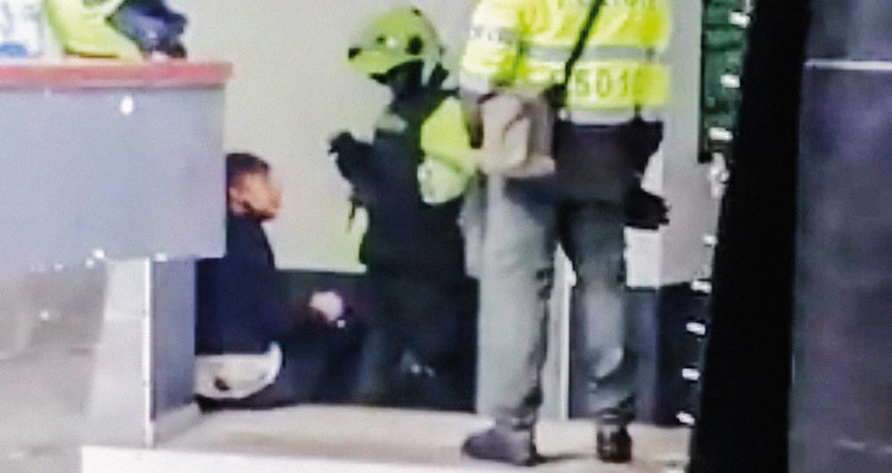 Izq.: pantallazos del video en el que se observa a Elvis Vivas en una estación de Policía. Der.: documento con el que la Procuraduría designó una Agencia Especial para el caso y dictamen de Medicina Legal.