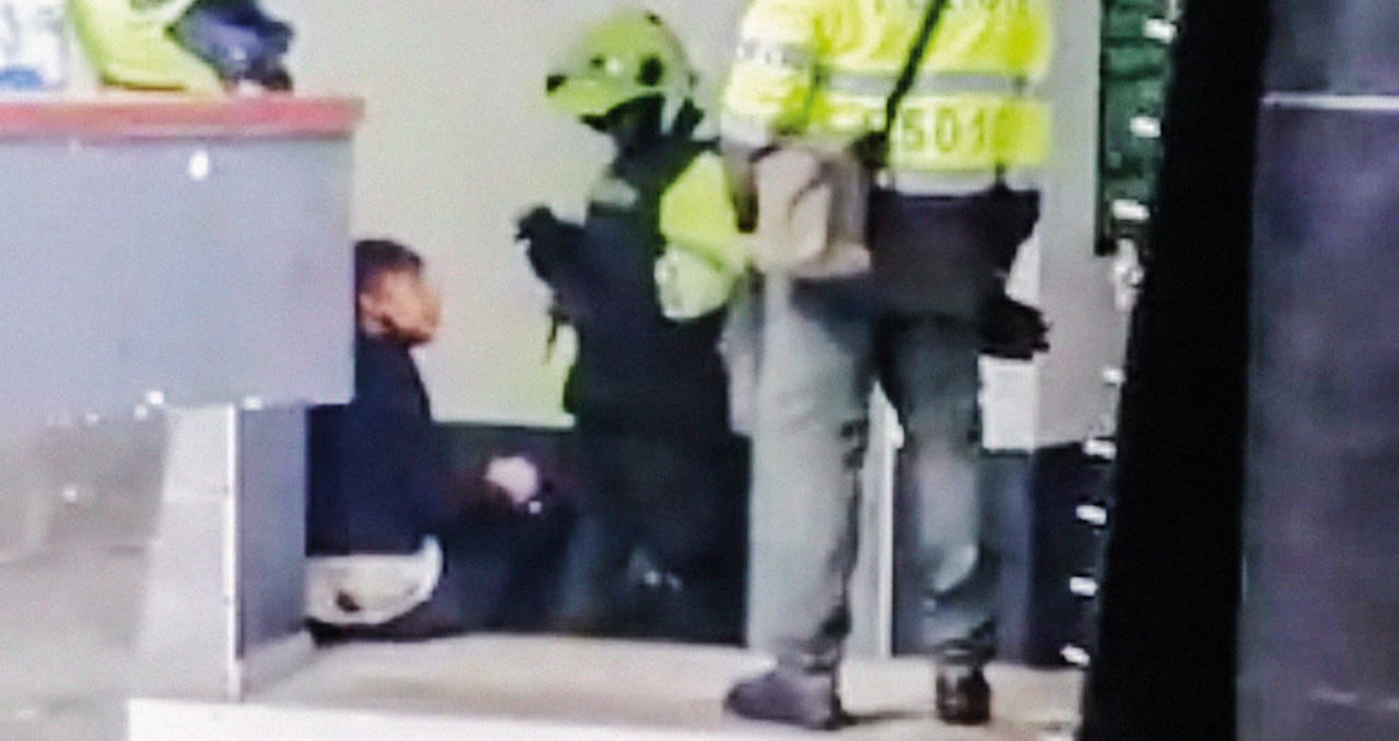 Izq.: pantallazos del video en el que se observa a Elvis Vivas en una estación de Policía. Der.: documento con el que la Procuraduría designó una Agencia Especial para el caso y dictamen de Medicina Legal.