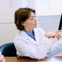 La artritis es una enfermedad que inflama los huesos y las articulaciones.