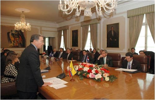 Antes de la posesión, Uribe se reunió en la Casa de Nariño con los ilustres visitantes.