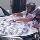 Varios caleños aprovecharon el momento y tomaron varios billetes de la camioneta.