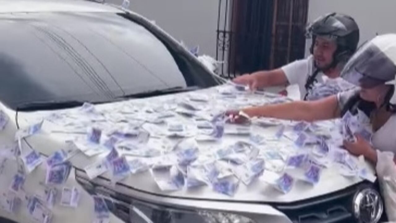 Varios caleños aprovecharon el momento y tomaron varios billetes de la camioneta.