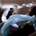 Atención hospitalaria a paciente con covid-19. (AP Photo/Gerald Herbert, File)