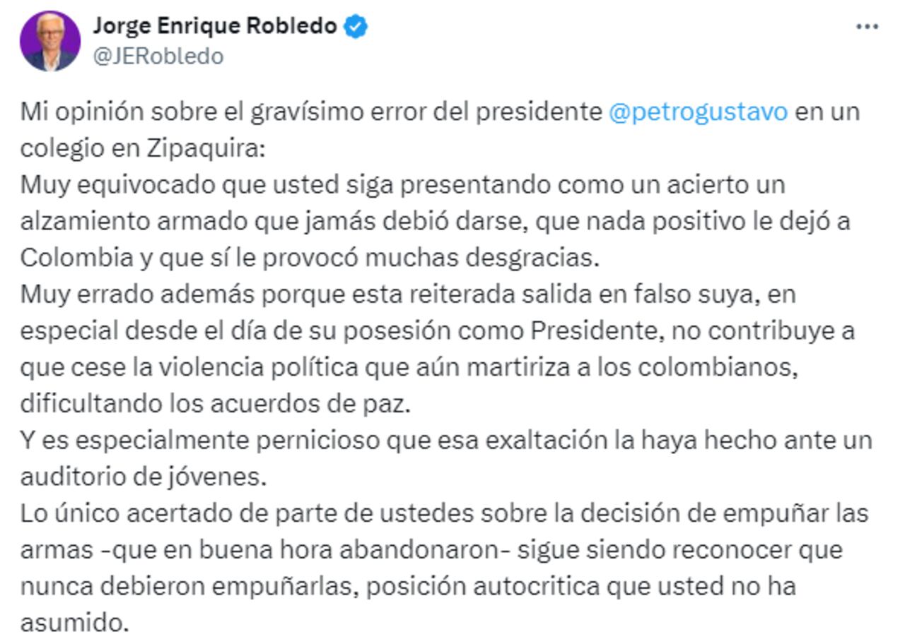 Las críticas de Jorge Enrique Robledo luego de que el presidente Gustavo Petro pidiera mostrar la bandera del ELN en un evento público.
