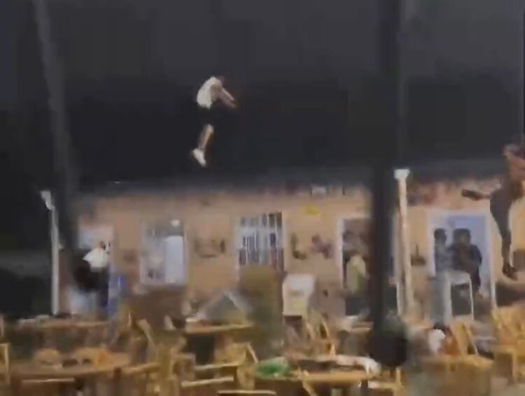 En los videos, se ve que, al menos cuatro (tres hombres y una mujer) de las 10 personas que intentaban evitar que la carpa saliera volando, fueron alzadas varios metros y se les ve luego caer al piso.