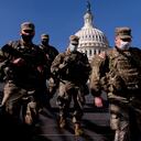 Miembros de la Guardia Nacional pasan por la cúpula del edificio del Capitolio en Capitol Hill en Washington, el jueves 14 de enero de 2021 Foto AP / Andrew Harnik