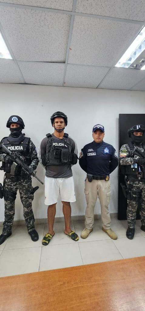 Alias El Gringo tenía una circular azul de la Interpol vigente. En la Imagen, agente de Interpol Colombia lo reciben de parte de las autoridades de Ecuador.