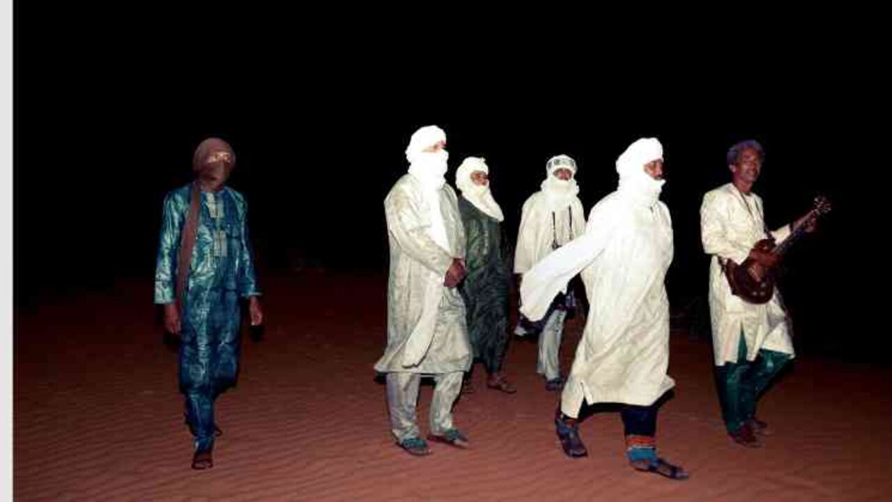 Nueve discos y un universo espiritual. Tinariwen no se olvida una vez se escucha.