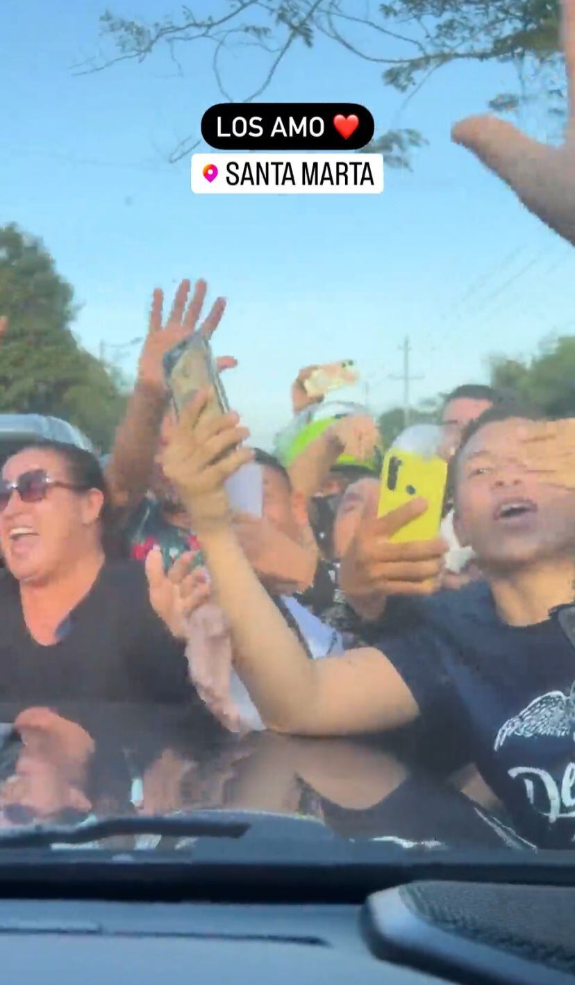 Personas aglomeradas para saludar a Andrea Valdiri.