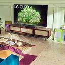 La tecnología OLED (Organic Light-Emitting Diode) reemplaza los tradicionales paneles de retroiluminación por millones de píxeles auto-iluminados que pueden encenderse y apagarse de forma independiente.