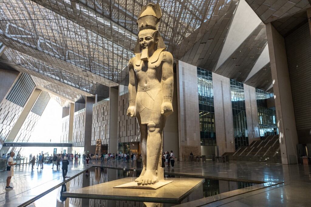 Vista de la estatua de Ramsés II en el vestíbulo de entrada del Gran Museo Egipcio, en El Cairo, gobernación de El Cairo, en el norte de Egipto, el 12 de octubre de 2025. La ceremonia de inauguración del Gran Museo Egipcio será el 1 de noviembre de 2025.
