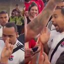 Pardo escuchó las críticas de los hinchas a las afueras del Polideportivo Sur